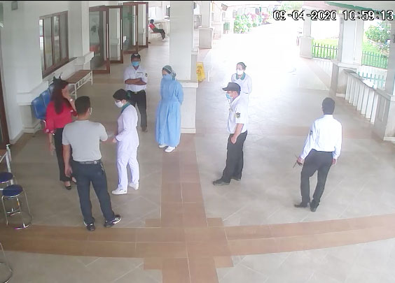 Cảnh vợ chồng ông Hùng (áo xám và áo đỏ) không hợp tác kê khai y tế và chửi bới y bác sĩ, bảo vệ Bệnh viện Hoàn Mỹ Đà Lạt (trích xuất từ Camera bệnh viện cung cấp) 