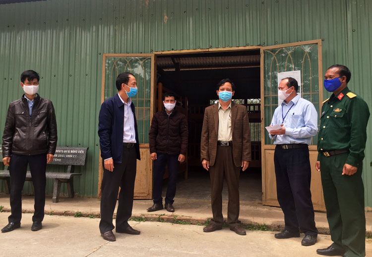 Chủ tịch UBND huyện Lạc Dương Sử Thanh Hoài (thứ 2 trái qua) kiểm tra và khu cách ly tập trung tại Khu căn cứ hậu cần - kỹ thuật tại xã Đạ Nhim