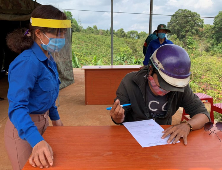 Thanh niên huyện Di Linh tình nguyện trực chống dịch Covid-19 tại chốt Gia Bắc