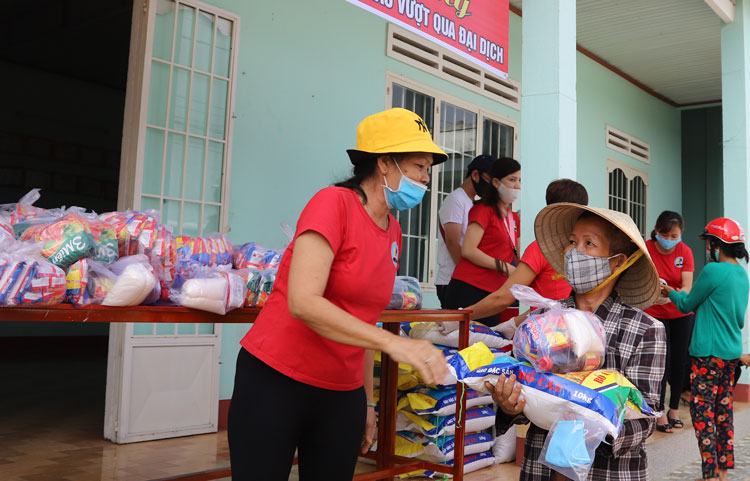 Hội Phụ nữ phường B’Lao và CLB YoGa tặng quà cho người nghèo