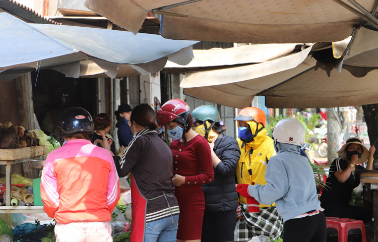Chợ vỉa hè Hà Giang vào sáng 11/4 tập trung rất nhiều người mua, người bán lơ là yêu cầu giãn cách xã hội