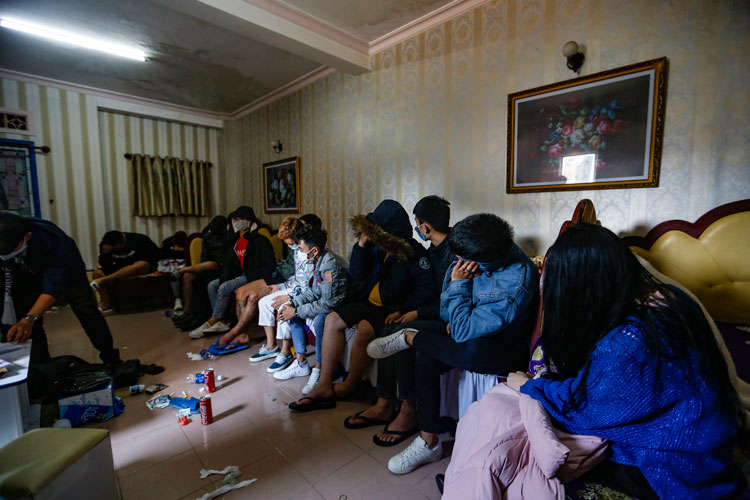 Nhóm thanh niên sử dụng ma tuý bị lực lượng công an bắt quả tang tại tầng 3, khách sạn Hoàng Uyên trên đường Hoàng Diệu
