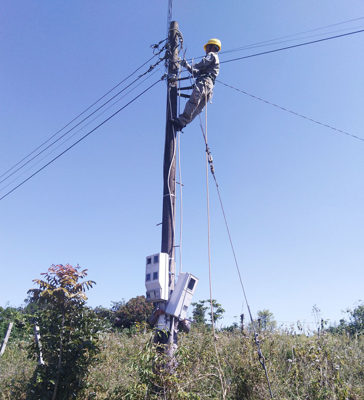 Sửa chữa đường dây, đảm bảo cung cấp điện an toàn