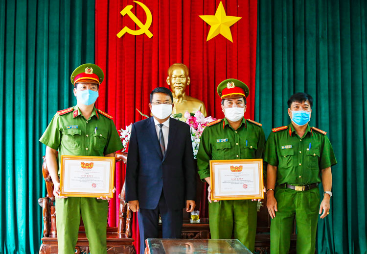 Chủ tịch UBND TP Đà Lạt Tôn Thiện San tặng giấy khen cho 2 tập thể  thuộc Công an TP Đà Lạt vì thành tích phá án ma tuý