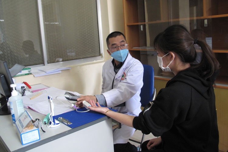 Bác sĩ tư vấn và khám sàng lọc bệnh Covid-19 tại Bệnh viện Đa khoa Lâm Đồng