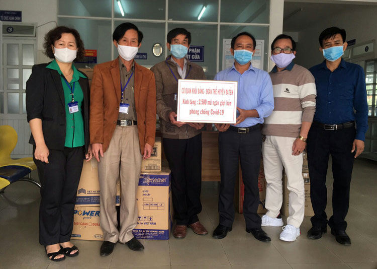 Cơ quan Khối Đảng – Đoàn thể huyện Đạ Tẻh trao tặng 2.500 mũ ngăn giọt bắn phòng dịch Covid-19 cho CDC Lâm Đồng