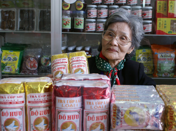 Bà Sâm giới thiệu về Trà Đỗ Hữu (ảnh tư liệu năm 2012)