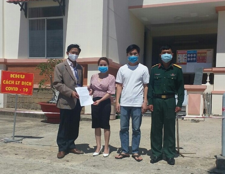 Trung tâm Kiểm soát bệnh tật Lâm Đồng trao giấy chứng nhận hoàn thành cách ly tập trung cho các trường hợp cách ly ở Bệnh xá H32 – Bộ Chỉ huy Quân sự tỉnh 