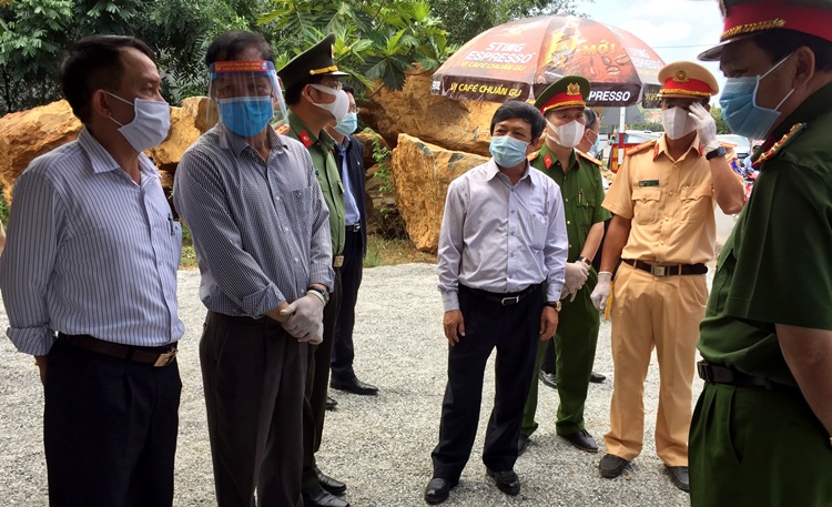 Chủ tịch UBND tỉnh Lâm Đồng Đoàn Văn Việt (giữa) động viên Tổ công tác tại chốt kiểm soát dịch Covid-19 số 1 trên Quốc lộ 20