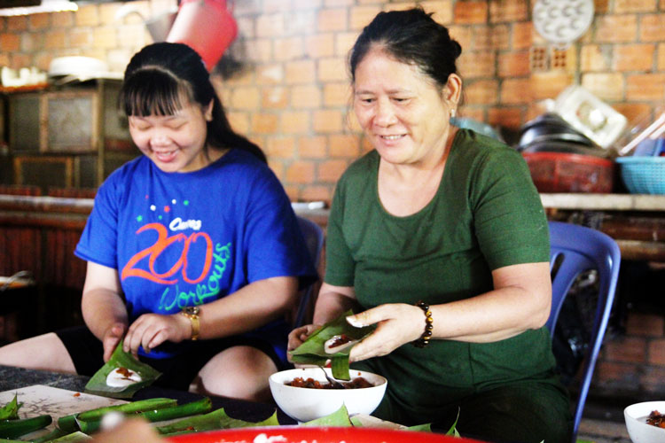 Nghề làm bánh lọc mang từ quê hương đã giúp nhiều người dân tại xã Đạ Lây có thu nhập ổn định hàng ngày