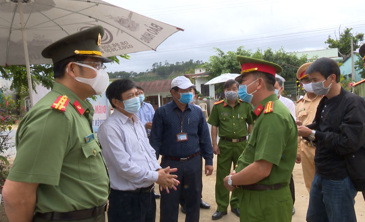 Chủ tịch UBND tỉnh Lâm Đồng kiểm tra công tác phòng chống dịch Covid-19 tại chốt trực Eo Gió trên Quốc lộ 27