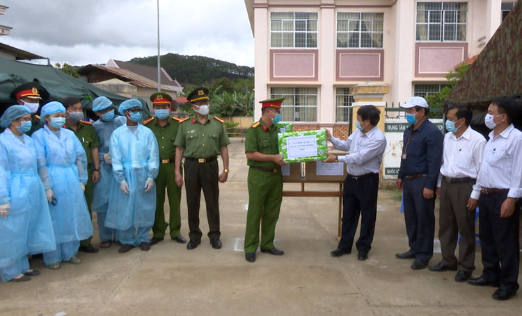 Chủ tịch UBND tỉnh Lâm Đồng Đoàn Văn Việt tặng quà các lực lượng làm nhiệm vụ tại chốt trực Eo Gió