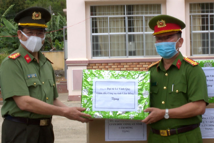 Đại tá Lê Vinh Quy – Giám đốc Công an tỉnh Lâm Đồng tặng quà các lực lượng làm nhiệm vụ tại chốt trực Eo Gió