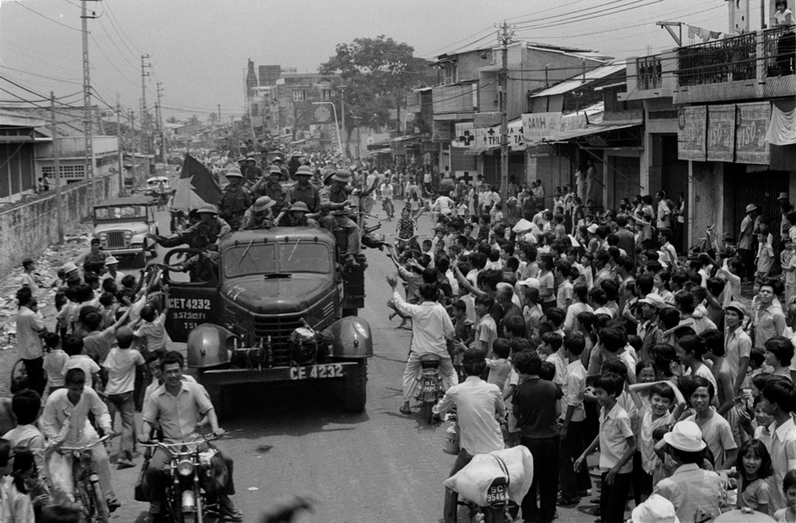  Nhân dân Sài Gòn đón chào quân Giải phóng tiến vào giải phóng thành phố, ngày 30-4-1975