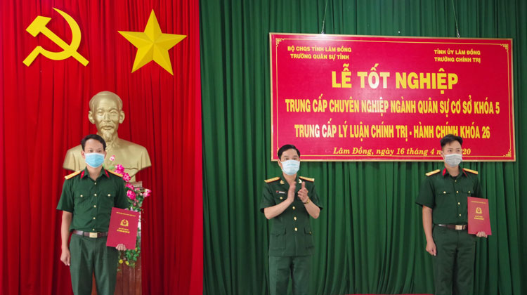 Lãnh đạo Bộ CHQS tỉnh Lâm Đồng trao bằng tốt nghiệp lớp trung cấp chuyên nghiệp ngành quân sự và trung cấp lý luận chính trị - hành chính cho các học viên