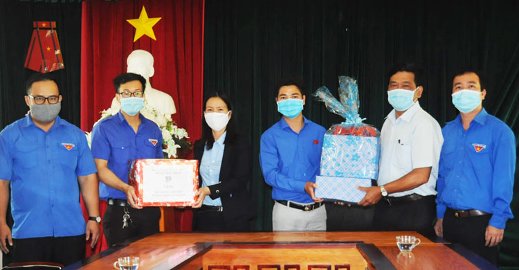 Tặng khẩu trang và nước rửa tay sát khuẩn cho Trung tâm cai nghiện ma túy tỉnh Lâm Đồng