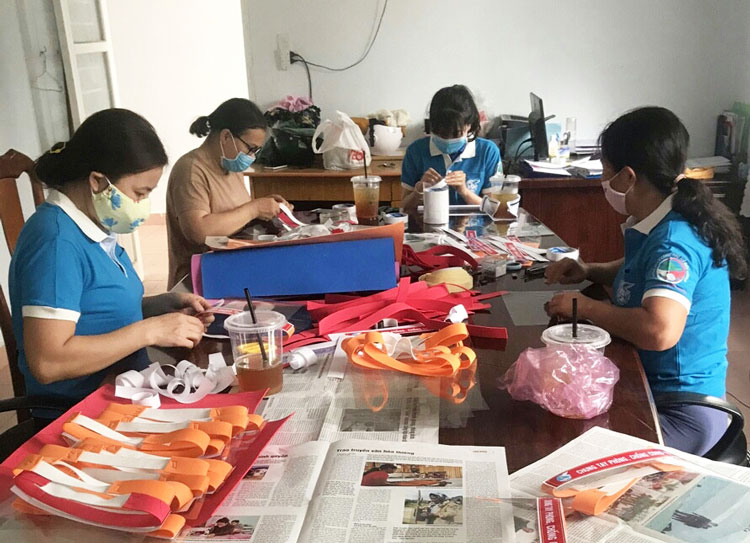 Chị em Hội Phụ nữ huyện Đam Rông làm mũ ngăn giọt bắn phòng dịch Covid-19 trao tặng cho Trung tâm Y tế huyện Đam Rông