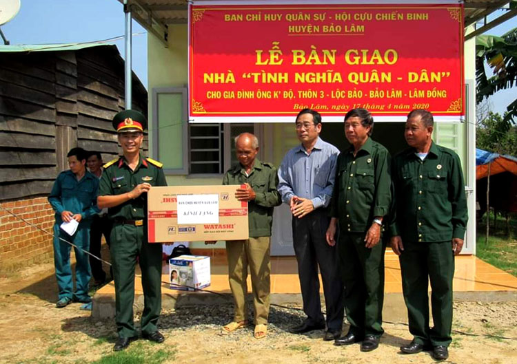 Huyện đội Bảo Lâm và Hội Cựu chiến binh cùng các ngành chức năng huyện Bảo Lâm tặng quà bàn giao nhà Tình nghĩa quân – dân cho gia đình ông K’Độ