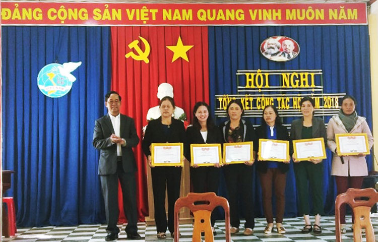 Chị Hoàng Thị Nhinh (thứ 2 từ trái qua) được khen thưởng