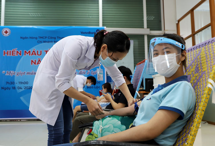 Cán bộ, nhân viên VietinBank Bảo Lộc hiến 45 đơn vị máu