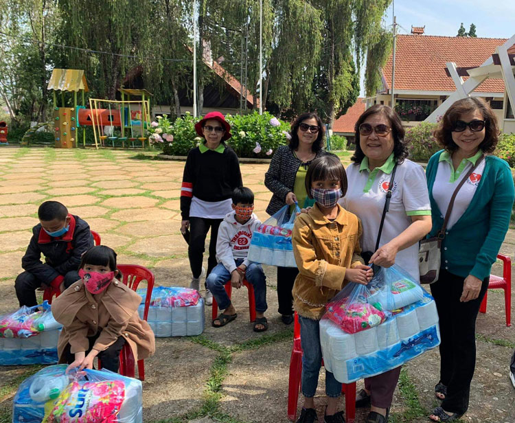 Trẻ em Làng SOS Đà Lạt nhận quà tặng của Hội Bảo trợ Bệnh nhân nghèo – Người Tàn tật và Trẻ mồ côi Lâm Đồng