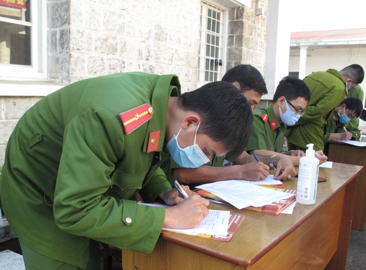 Các chiến sĩ Công an TP Đà Lạt làm thủ tục đăng ký hiến máu tình nguyện