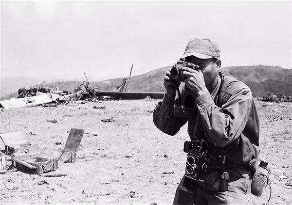 Một phóng viên tác nghiệp trên chiến trường