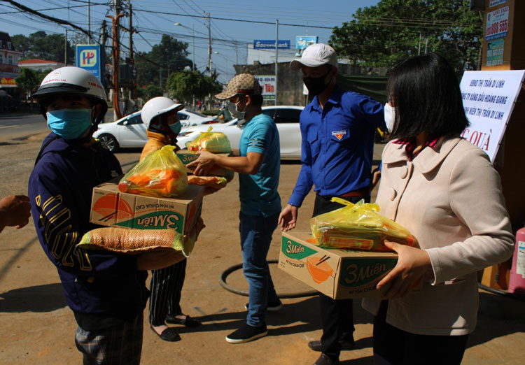 Đoàn thị trấn Di Linh tặng nhu yếu phẩm cho người dân địa phương để hỗ trợ trong đợt phòng, chống dịch bệnh Covid -19