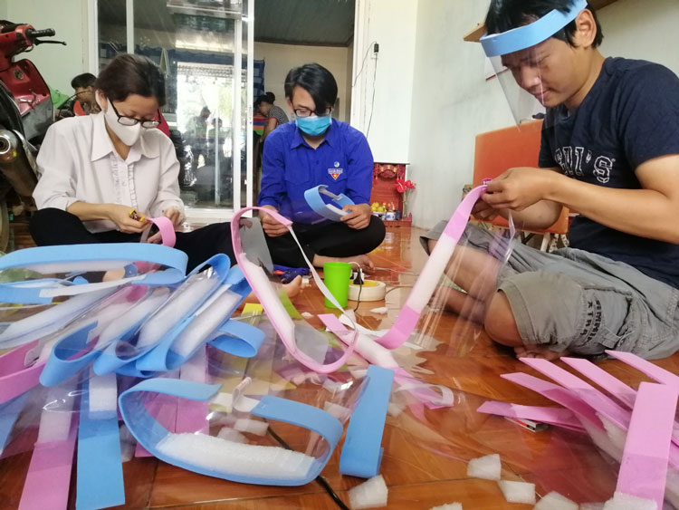 Các tình nguyện viên Đoàn thị trấn Di Linh tự làm mặt nạ che giọt bắn tặng các lực lượng đang trực ở chốt phòng, chống dịch