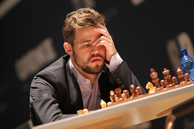 Vua cờ Carlsen tức giận vì 2 lần thua ở giải 8 đại cao thủ thế giới
