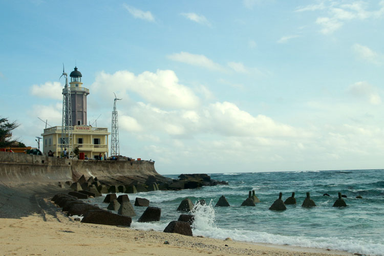 Trạm Hải đăng vững chãi trên đảo An Bang.