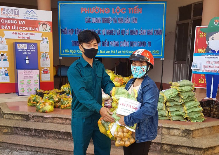 Công ty Kim Tài Ngọc hỗ trợ 4 tấn gạo giúp người nghèo bị ảnh hưởng bởi dịch Covid-19