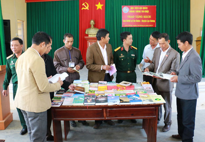 Trao tặng sách cho các xã vùng sâu, vùng xa tỉnh Lâm Đồng (ảnh chụp năm 2019)