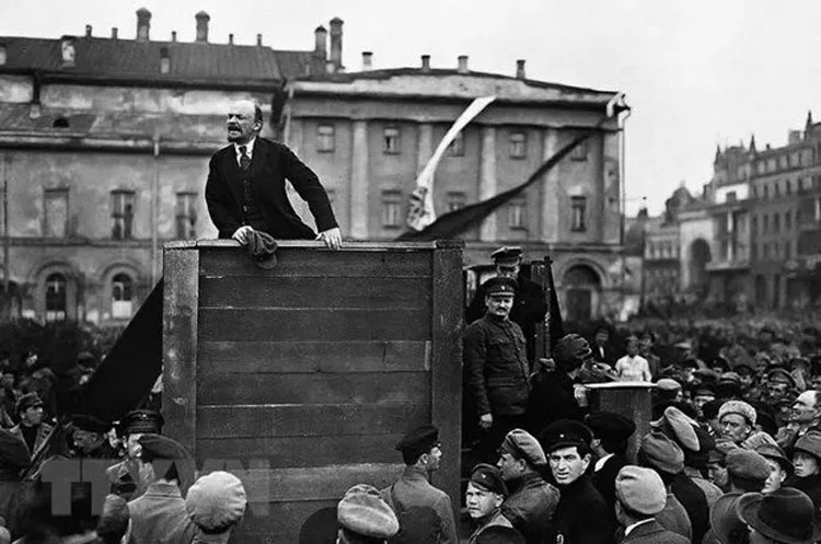 V.I.Lê-nin đọc diễn văn tại Quảng trường Đỏ ở Moskva trong Lễ kỷ niệm một năm ngày Cách mạng Tháng Mười Nga vĩ đại, 7-11-1918