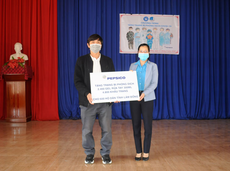 Nhà tài trợ trao bảng tượng trưng 2.400 chai nước rửa tay sát khuẩn và 4.800 khẩu trang y tế cho Tỉnh Đoàn Lâm Đồng để hỗ trợ người dân