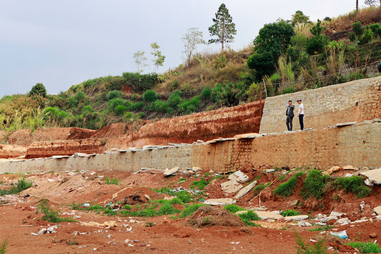 Công trình đường bê tông tại hẻm Cam Ly nhằm chuẩn bị phân lô, bán nền đất nông nghiệp bị cưỡng chế. 