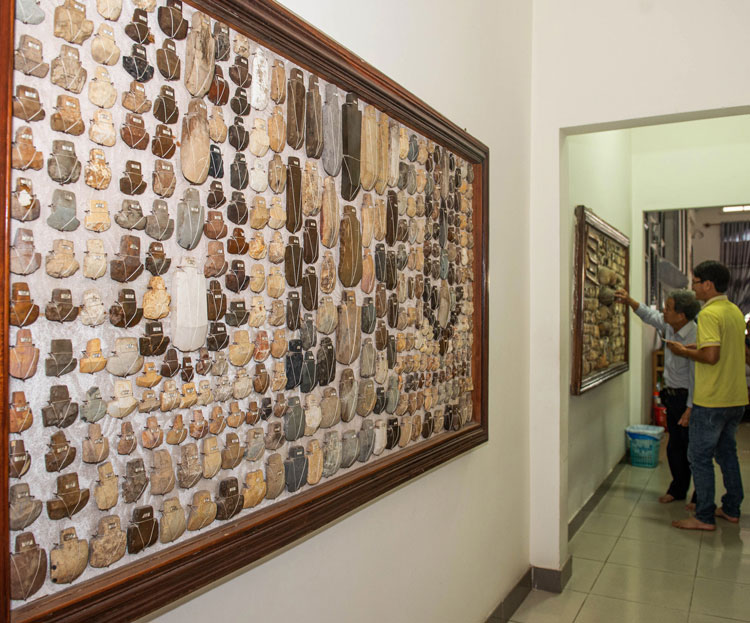Ông Thành đang sở hữu bộ sưu tập khoảng 10.000 hiện vật đá cổ thuộc các Di chỉ Khảo cổ học ở Kon Tum