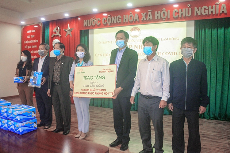 Công ty CP Tập đoàn Hưng Thịnh ủng hộ 100.000 khẩu trang y tế và 3.000 bộ đồ bảo hộ y tế trị giá 01 tỷ đồng