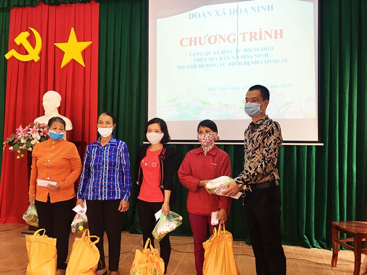 Anh Đoàn Quốc Khánh (bìa phải) tặng 250 suất quà cho người dân huyện Di Linnh bị ảnh hưởng bởi dịch bệnh Covid-19 