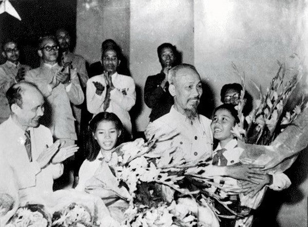 Chủ tịch Hồ Chí Minh tại Đại hội thành lập Mặt trận Tổ quốc Việt Nam, tổ chức tại Hà Nội, tháng 9/1955