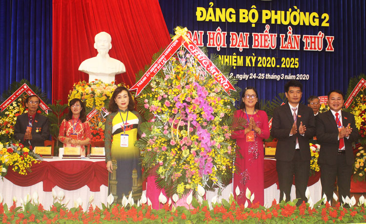 UVBTV Tỉnh ủy, Bí thư Thành ủy Đà Lạt Huỳnh Thị Thanh Xuân tặng hoa chúc mừng và ghi nhận những thành tựu đạt được trong 5 năm qua của Phường 2