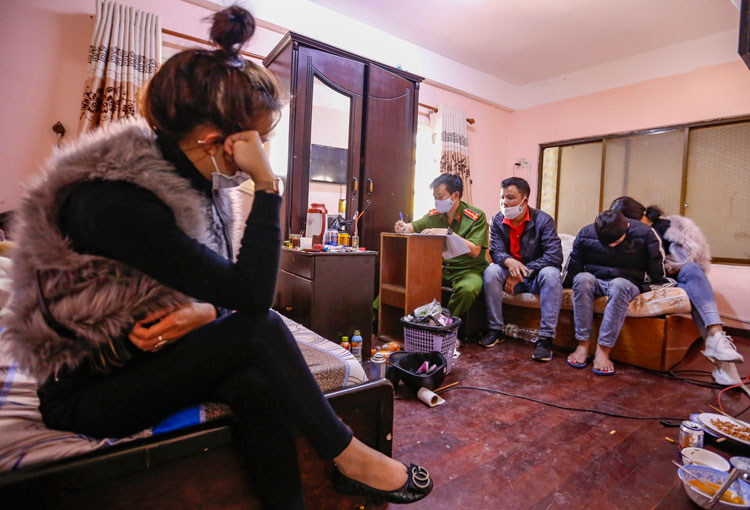 Lực lượng chức năng lập biên bản 3 thanh niên (2 nữ, 1 nam) sử dụng ma túy trong cơ sở lưu trú Ngọc Mai. 