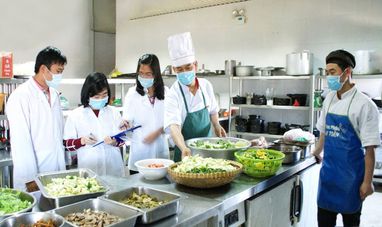 Đoàn liên ngành tỉnh kiểm tra ATTP thức ăn chế biến tại một nhà hàng ở Đà Lạt