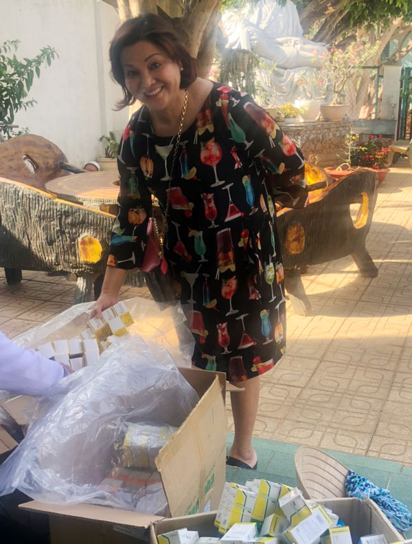 Nữ doanh nhân Lâm Đồng tặng thuốc cho Cơ sở Trọng Đức (huyện Đức Trọng)