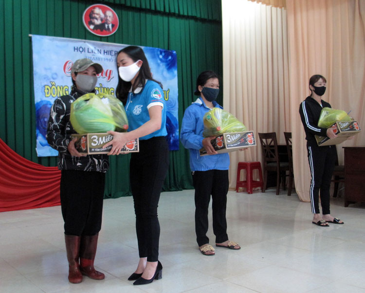 Chương trình đồng hành cùng phụ nữ tạm cư phòng chống dịch Covid-19 tại xã Xuân Thọ
