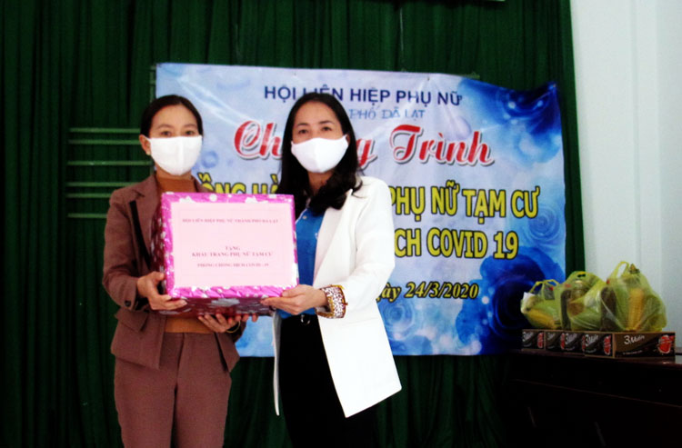 Chủ tịch Hội Phụ nữ Đà Lạt trao tặng khẩu trang cho phụ nữ tạm cư xã Xuân Trường phòng chống dịch Covid-19