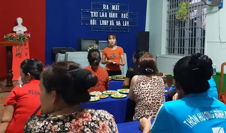 Chị Nguyễn Thị Lợi - Chủ tịch Hội Phụ nữ xã Đạ Lây ra mắt mô hình “Tổ hợp tác làm bánh Huế”.