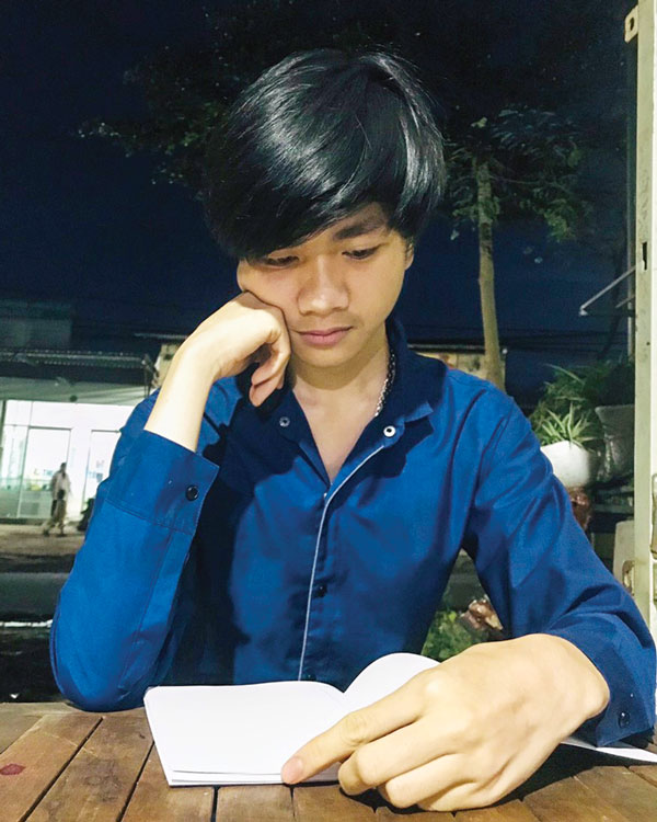 Cậu học trò Nguyễn Hoàng Anh dành nhiều thời gian tự học ở nhà.