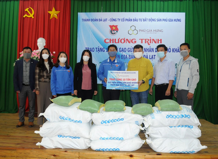 Nhà tài trợ trao tặng 10 tấn gạo để phát cho người dân. Ảnh: Duy Danh