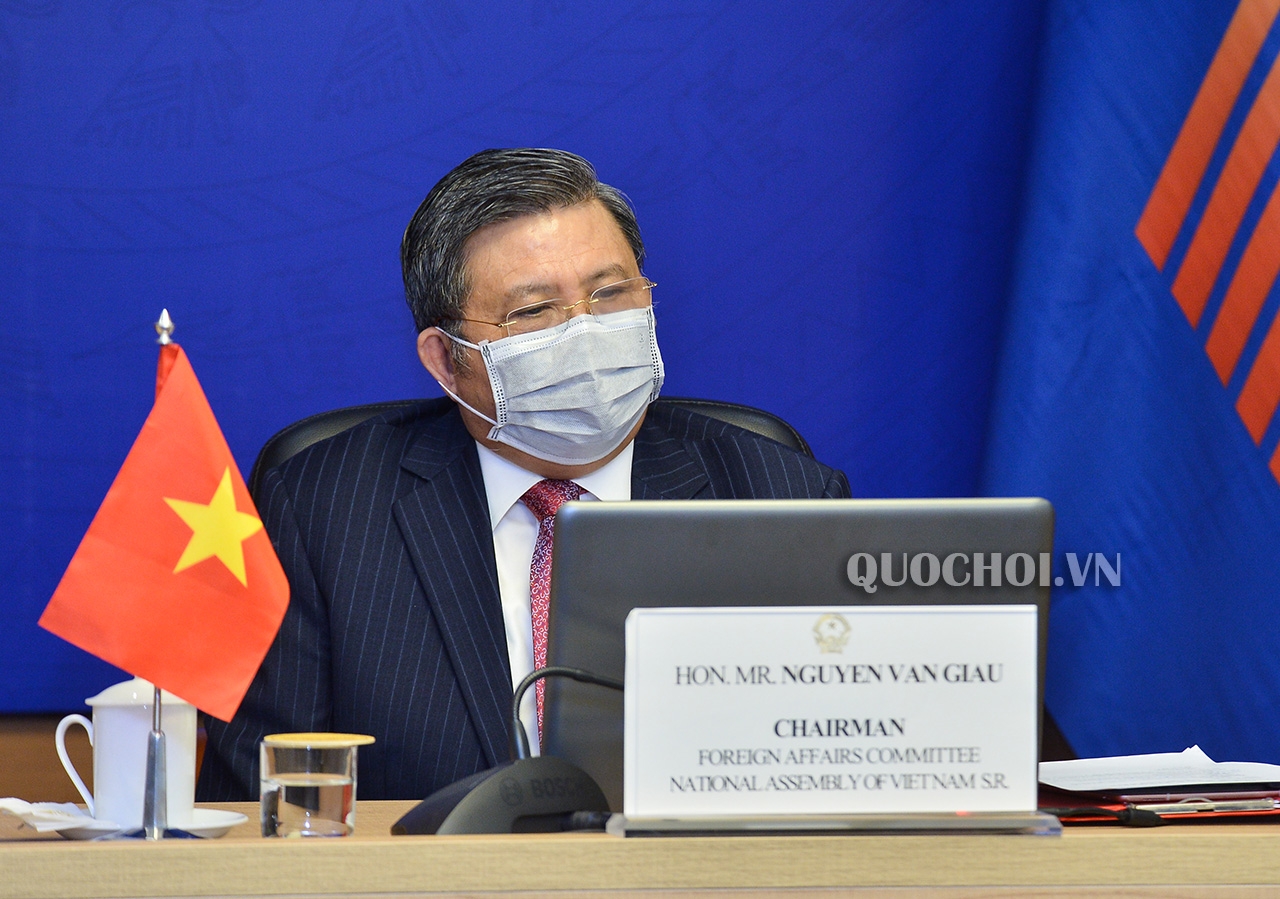 Chủ nhiệm Ủy ban Đối ngoại Nguyễn Văn Giàu phát biểu tại cuộc họp